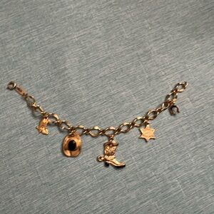 Gold tone Western Cowboy theme charm bracelet 7.5”